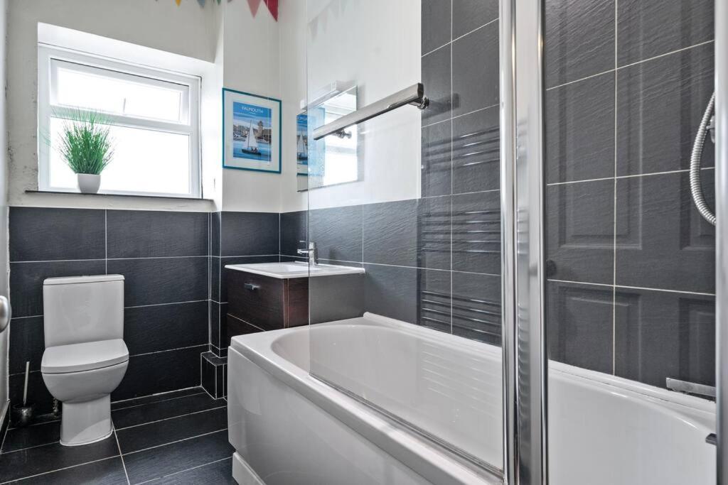 Pendennis - Bright Victorian Flat, Sea Views & Close To Beach Falmouth Esterno foto